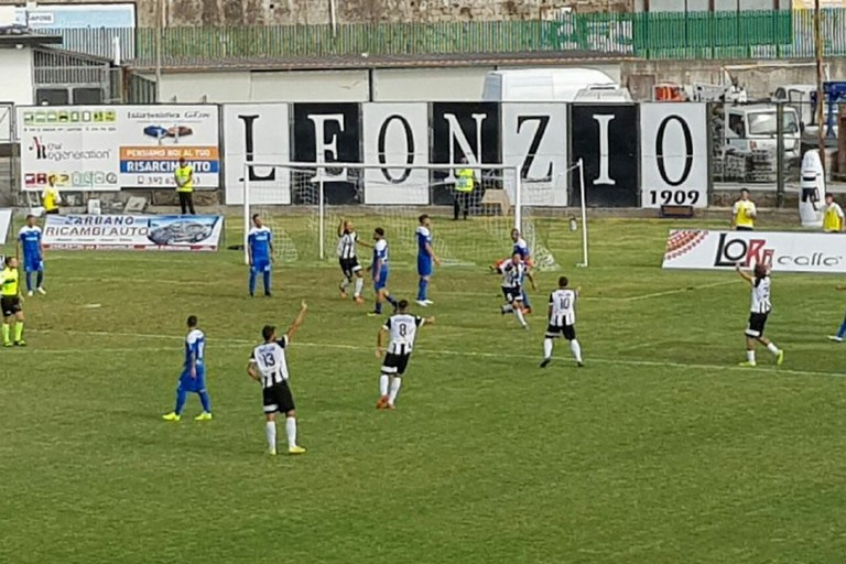 Un gol della Sicula Leonzio all'esordio contro il Matera. <span>Foto Sassilive.it</span>