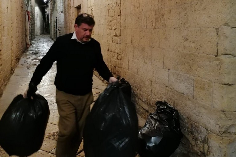 Sergio Silvestris ripulisce dai rifiuti una via del centro storico