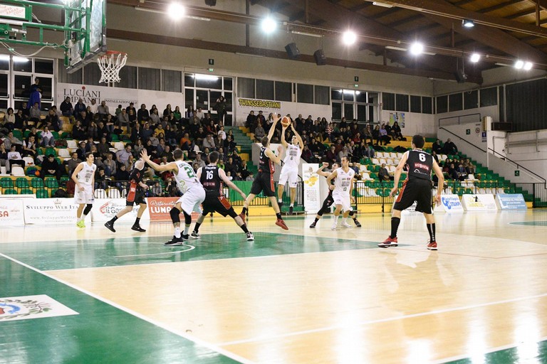 Simone Centanni di Ancona al tiro nel match con Chieti. <span>Foto Il campetto Ancona</span>