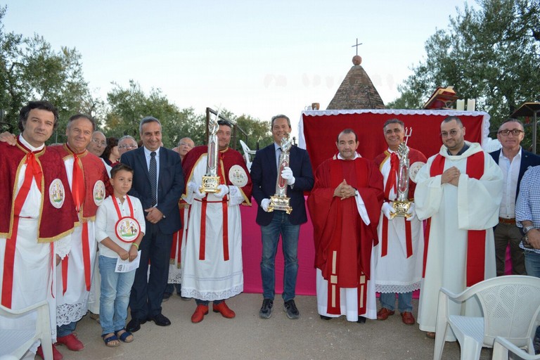 Il sindaco Spina con le reliquie di San Mauro