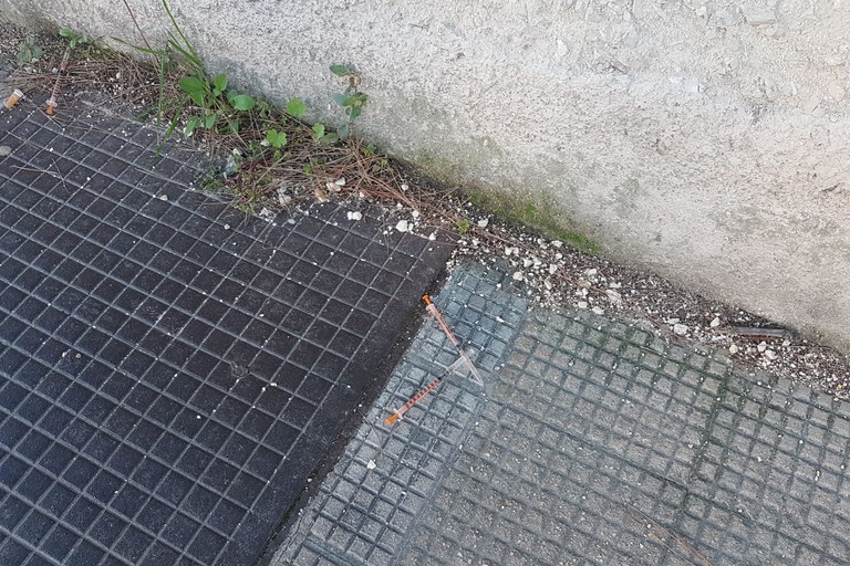 Siringhe ritrovate a pochi passi dall'ingresso di una scuola di Bisceglie