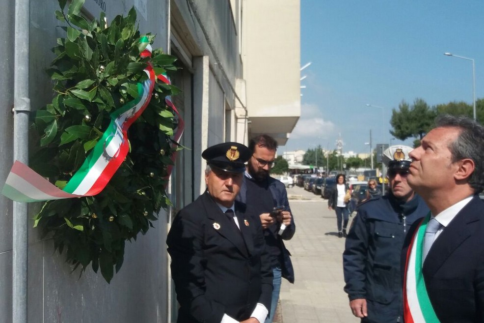 Il sindaco Francesco Spina rende omaggio ai martiri di via Fani. <span>Foto Vito Troilo</span>