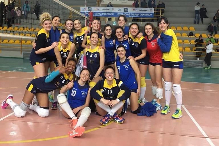 Foto di gruppo per le giocatrici di Sportilia Bisceglie e Copertino al termine della semifinale