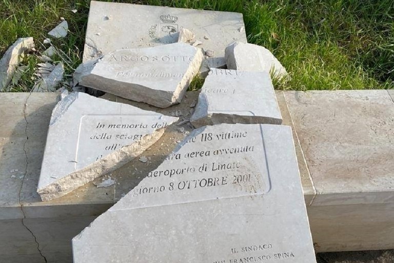 Stele commemorativa del disastro di Linate distrutta