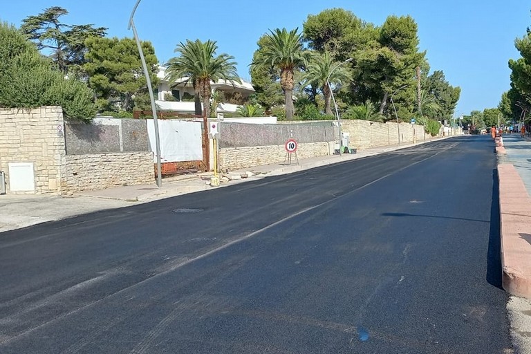 Il rifacimento del manto stradale sul lungomare