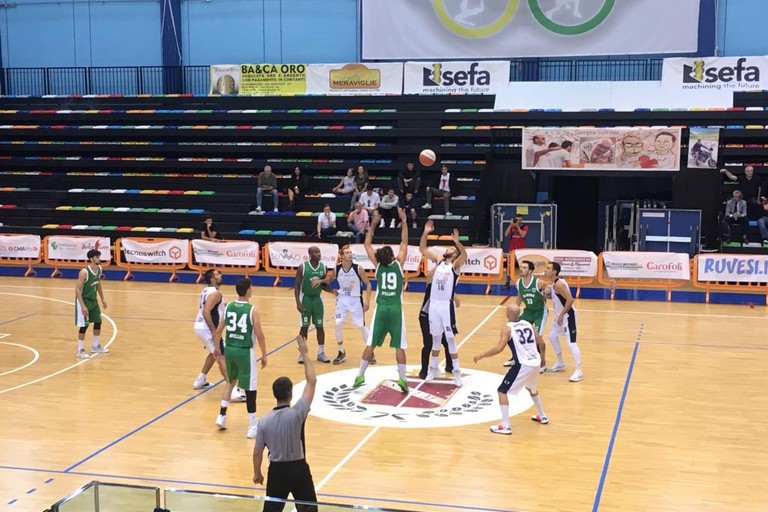 Palla a due di Ruvo-Avellino. <span>Foto Luca Ferrante</span>