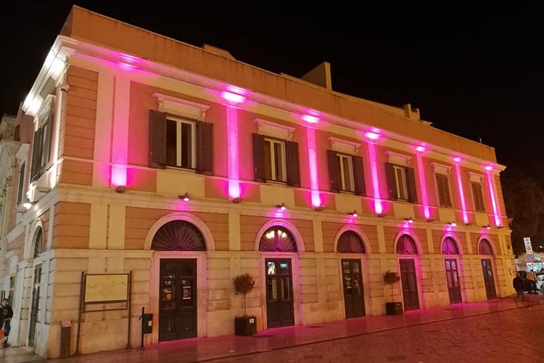 Teatro Garibaldi illuminato di rosa