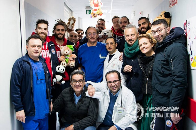 Giocatori e dirigenti nerazzurri presso il reparto di pediatria dell'ospedale di Bisceglie. <span>Foto Graziana Ciccolella</span>