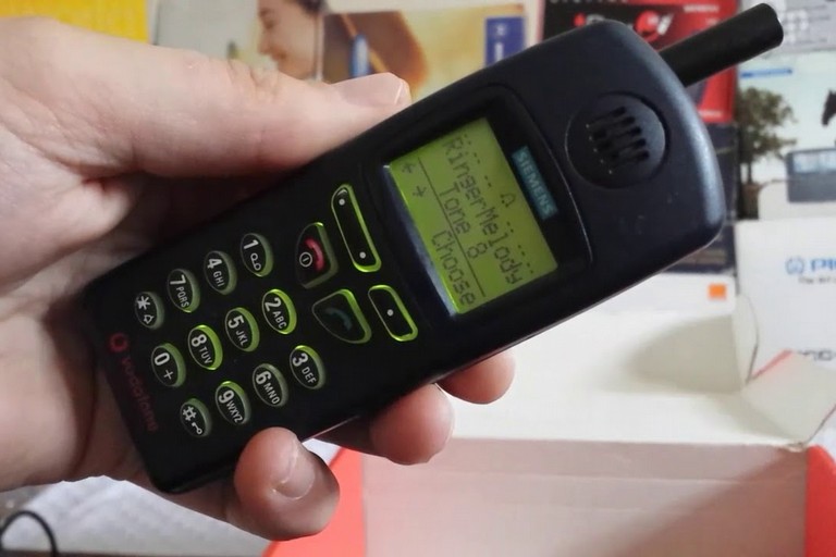 Un telefono cellulare degli anni '90