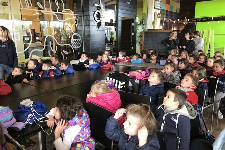 I bambini del secondo circolo seguono con interesse l'iniziativa. <span>Foto BisceglieViva</span>