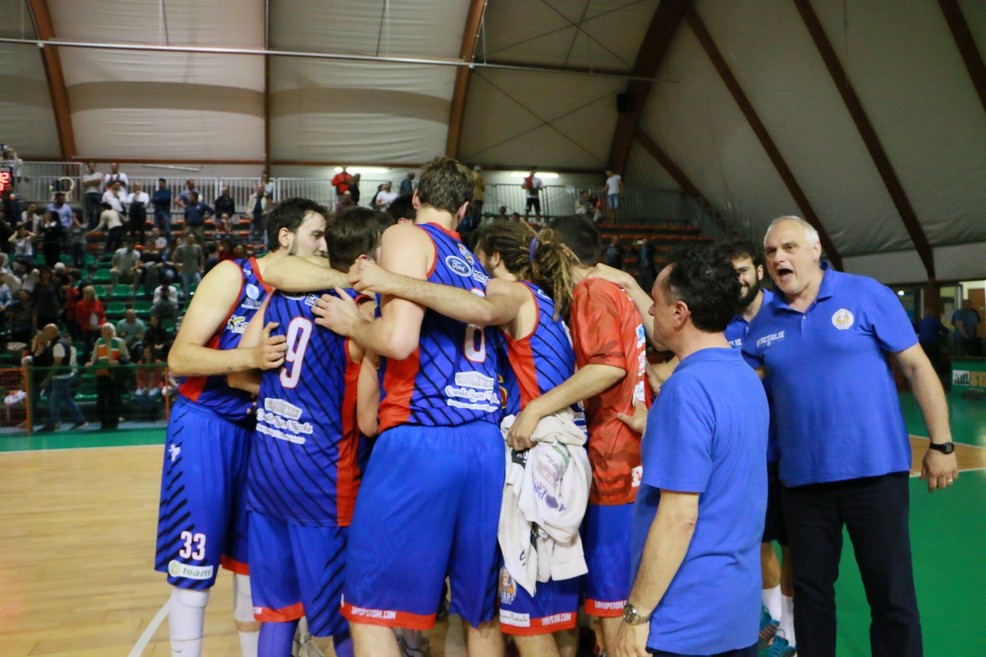 I nerazzurri festeggiano il successo in gara3. <span>Foto Graziana Ciccolella</span>