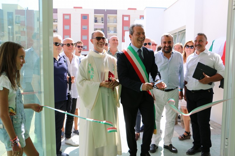 Taglio del nastro per la nuova scuola dell'infanzia intitolata a Sandro Pertini. <span>Foto Bisceglieviva</span>