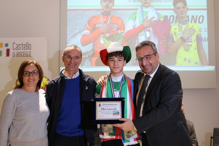 Ettore Loconsolo, insieme ai suoi genitori Piero e Grazia, premiato dal sindaco Vittorio Fata. <span>Foto Antonio Lopopolo</span>