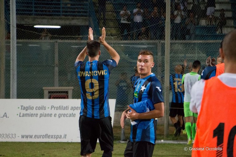 jovanovic applaude. <span>Foto Graziana Ciccolella</span>