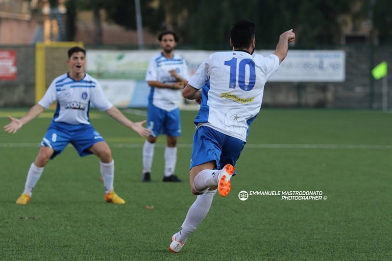 Matteo Triggiani festeggia per un gol. <span>Foto Emmanuele Mastrodonato</span>