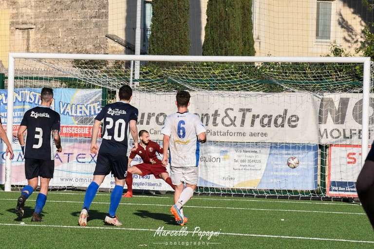 Il rigore trasformato da Triggiani per il 2-2. <span>Foto Marcello Papagni</span>