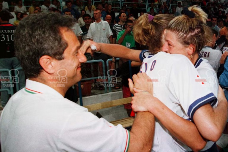 Julio Velasco festeggia l'oro della nazionale femminile ai Giochi del Mediterraneo. <span>Foto Ansa</span>