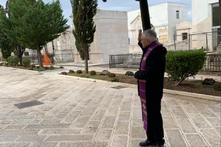 L'Arcivescovo D'Ascenzo al cimitero di Bisceglie