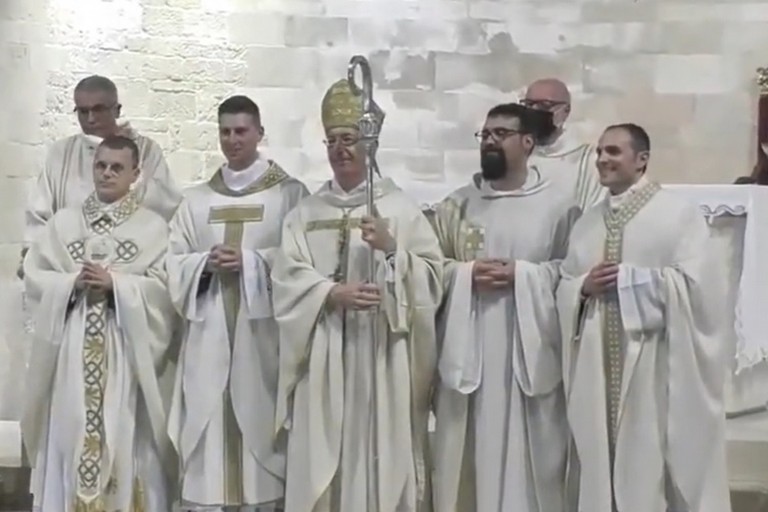 L'Arcivescovo D'Ascenzo coi quattro nuovi sacerdoti