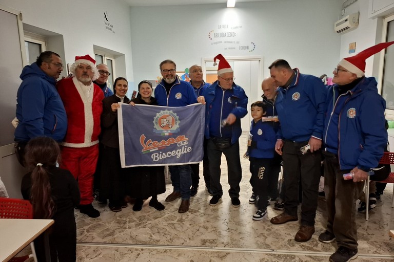 Il Vespa Club Bisceglie coi bambini di Villa Giulia