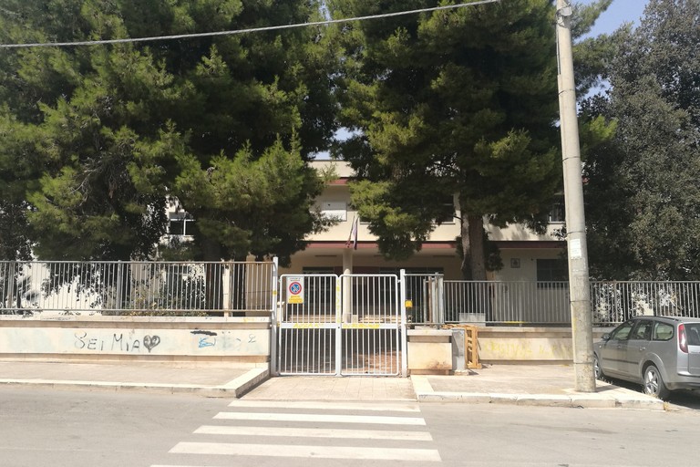 L'ex plesso scolastico di via Villa Frisari, nel quartiere Sant'Andrea a Bisceglie