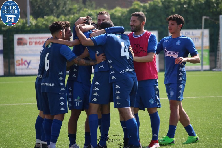 Esultanza dei calciatori della Virtus Bisceglie. <span>Foto Cristina Pellegrini</span>