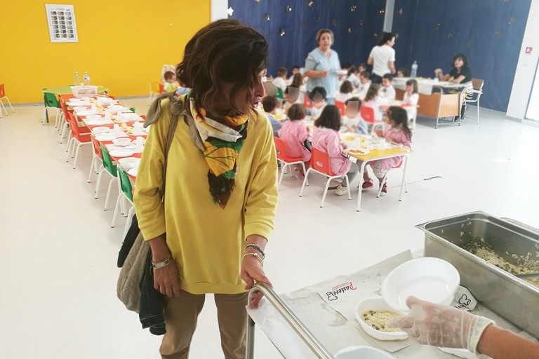 L'assessore all'istruzione Vittoria Sasso durante un sopralluogo alle mense scolastiche