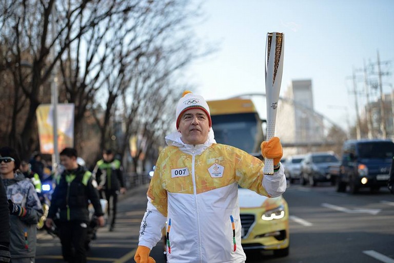 Vittorio Brandi con la torcia olimpica dei Giochi di Pyeongchang