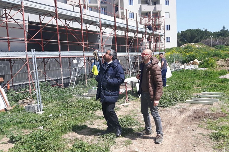 Sopralluogo di Vittorio Fata ai cantieri di Salnitro e della nuova scuola nei pressi dell'ospedale