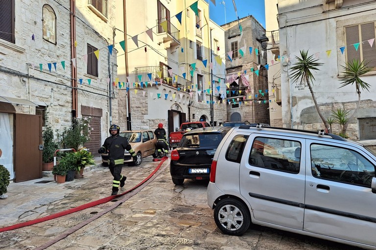 Vasto incendio in un immobile del centro storico. <span>Foto Vincenzo Cassano</span>