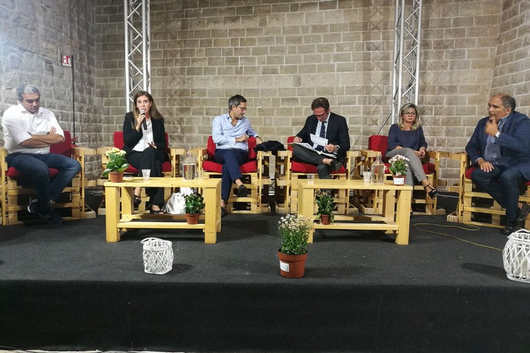 I sei consiglieri di opposizione durante l'iniziativa congiunta presso le Vecchie Segherie Mastrototaro. <span>Foto Serena Ferrara</span>