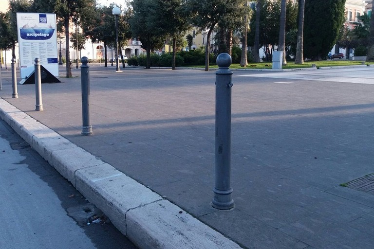 Il perimetro di piazza Vittorio Emanuele privo delle catene in ferro che lo delimitavano. <span>Foto BisceglieViva</span>