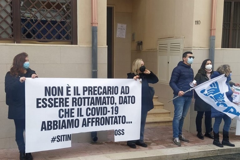 Protesta degli operatori sanitari iscritti all'Usppi davanti alla sede della Direzione generale Asl Bt