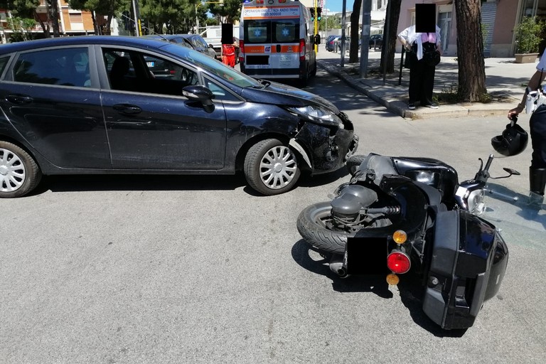 Scontro tra via Di Vittorio e via De Villagomez