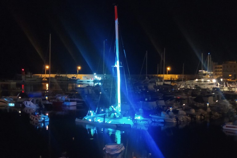 Un momento dello spettacolo a bordo del catamarano ormeggiato al porto turistico di Bisceglie