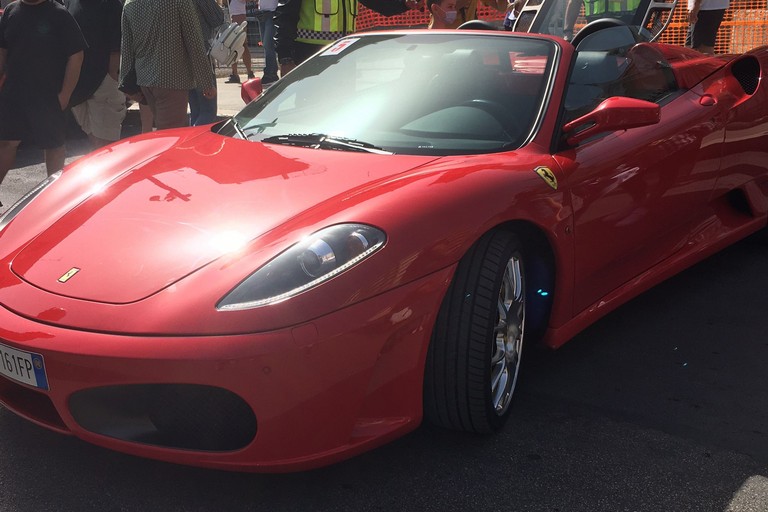 Una Ferrari presente alla prima edizione del premio Golden cliff