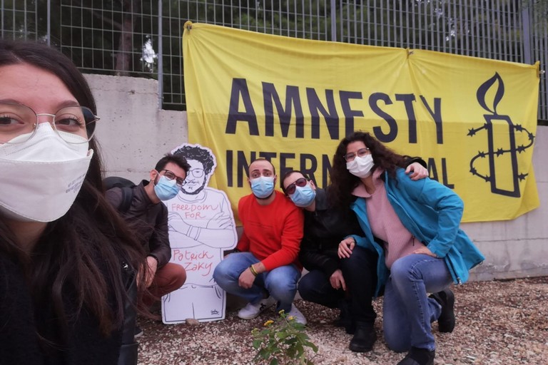 Bisceglie, Amnesty International pianta delle lantane all'esterno della bibilioteca dell'Opera Don Uva