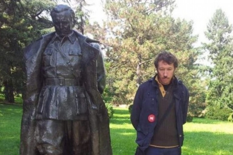 Eric Gobetti di fianco alla statua di Tito