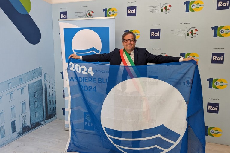 Angelantonio Angarano con la Bandiera Blu 2024