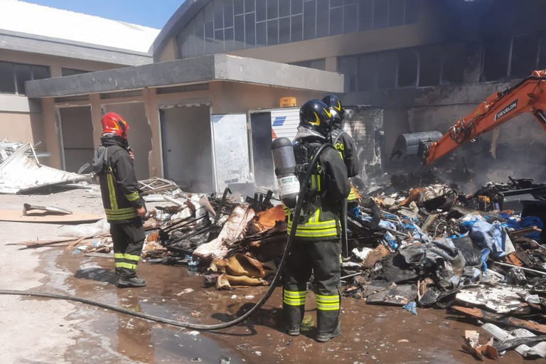 Intervento dei vigili del fuoco in un mobilificio dismesso a Bisceglie