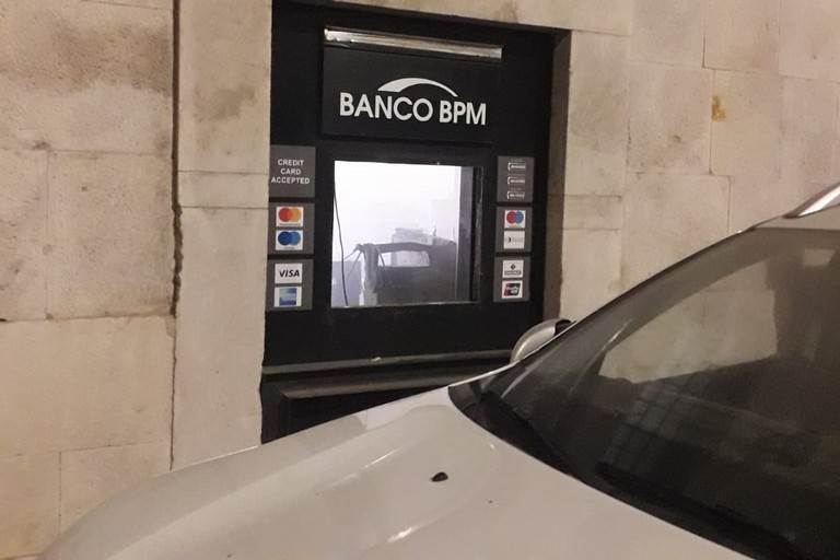 Assalto nella notte alla cassa continua della Banca Popolare di Milano