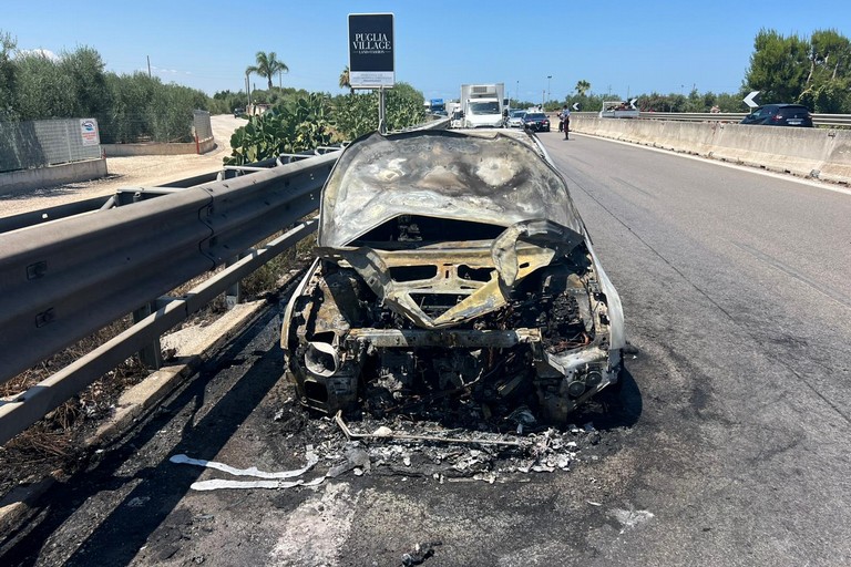 Auto carbonizzata verso lo svincolo Bisceglie Nord