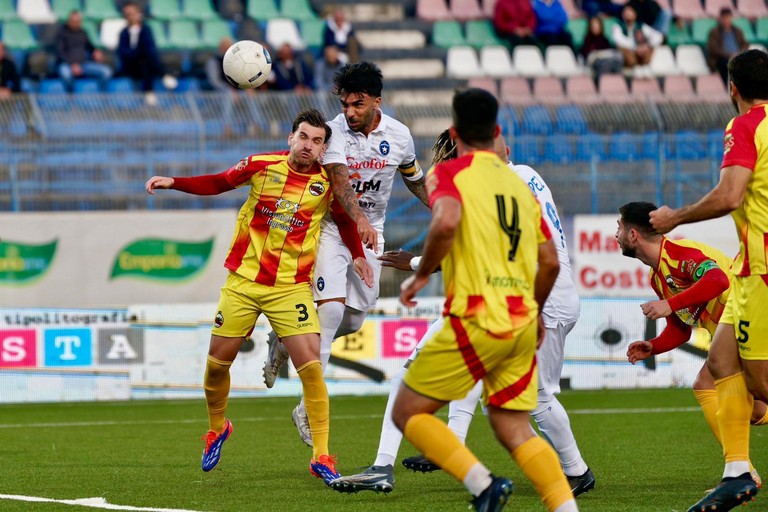 Azione di gioco di Brilla Campi-Bisceglie Calcio. <span>Foto Emmanuele Mastrodonato</span>