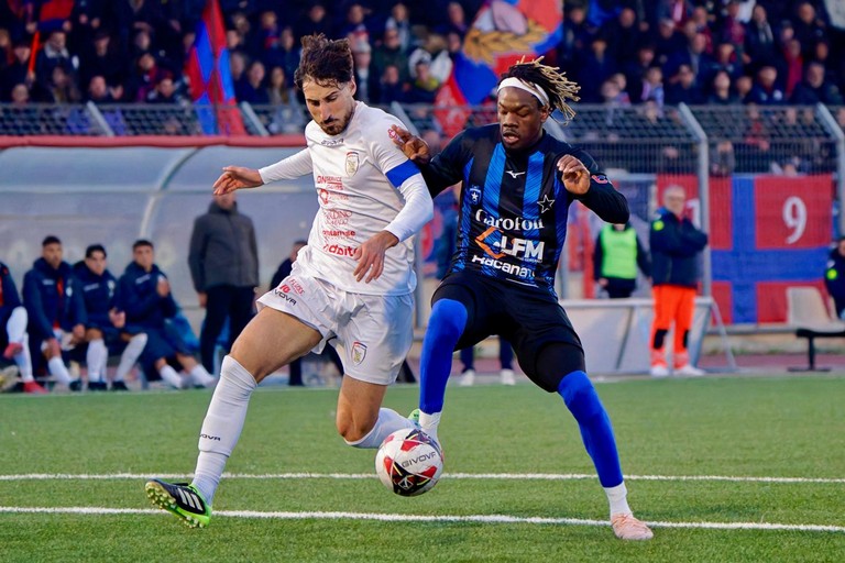 Azione di gioco Canosa-Bisceglie. <span>Foto Emmanuele Mastrodonato</span>