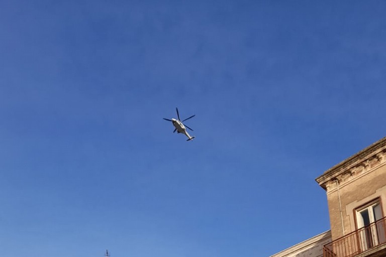 Elicottero della Polizia di Stato in volo su Bisceglie