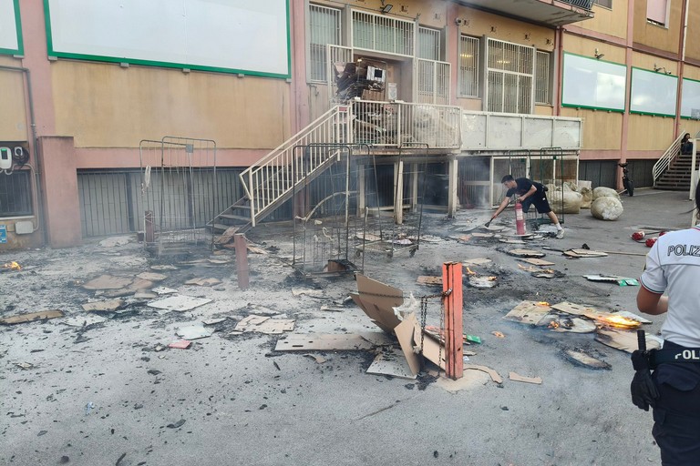 Incendio supermercato in via della Libertà
